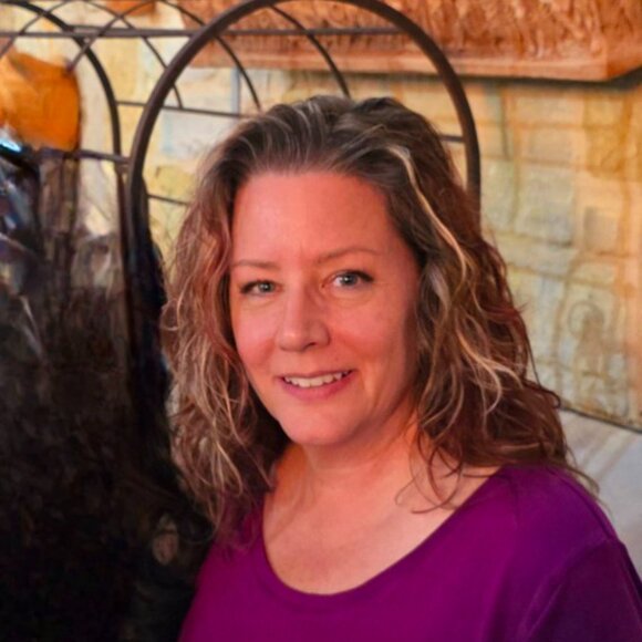 Meet your Posher, Liz - Picture 1 of 2